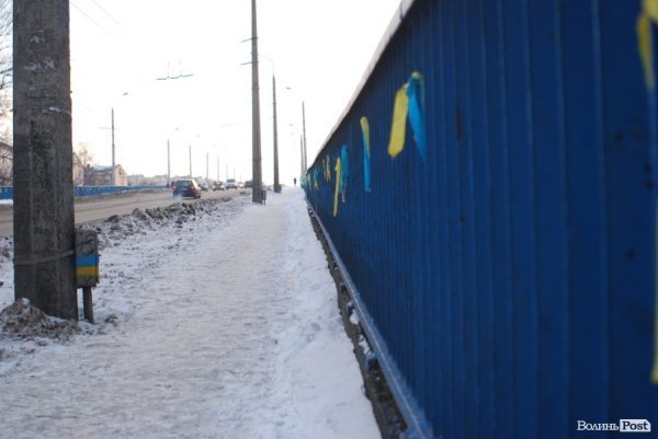 Луцький міст прикрасили синьо-жовтими стрічками. ФОТО