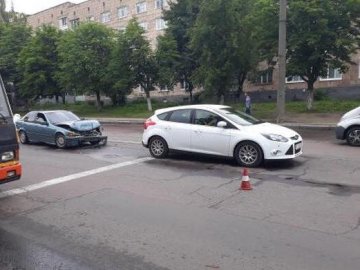 Аварія у Луцьку: на Відродження «беха» врізалася в Ford