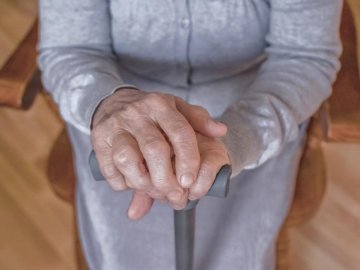 У Луцьку вночі допомогли бабусі, яка втратила свідомість