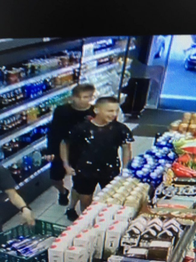 У Луцьку підлітки винесли з магазину телефон. ФОТО