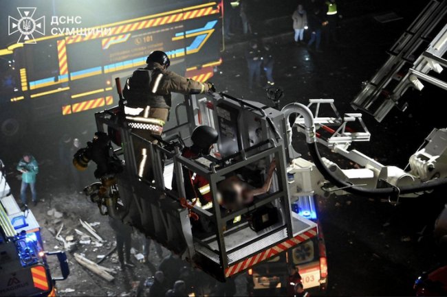 У Сумах дрон влучив у багатоповерховий будинок: є жертви і поранені