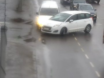 У Луцьку сталась аварія за участі Peugeot та Fiat. ВІДЕО