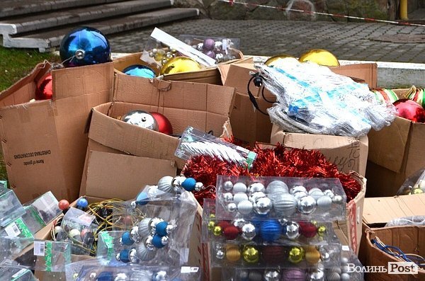 У Луцьку прикрасили ялинку біля міськради. ФОТО