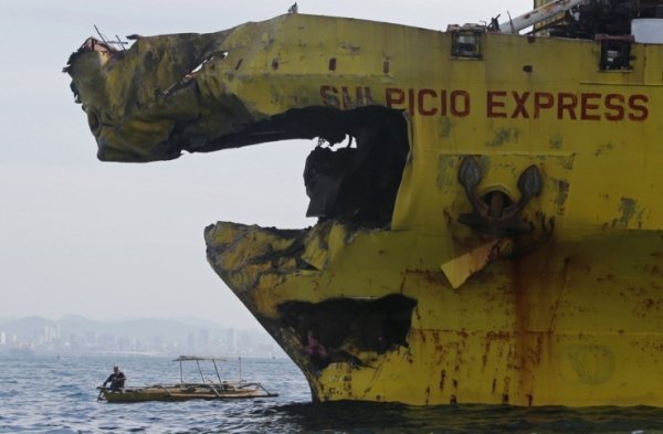 На Філіппінах паром із 870 пасажирами потонув за півгодини. ФОТО