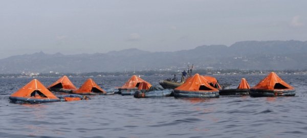 На Філіппінах паром із 870 пасажирами потонув за півгодини. ФОТО