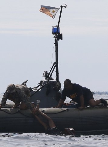 На Філіппінах паром із 870 пасажирами потонув за півгодини. ФОТО