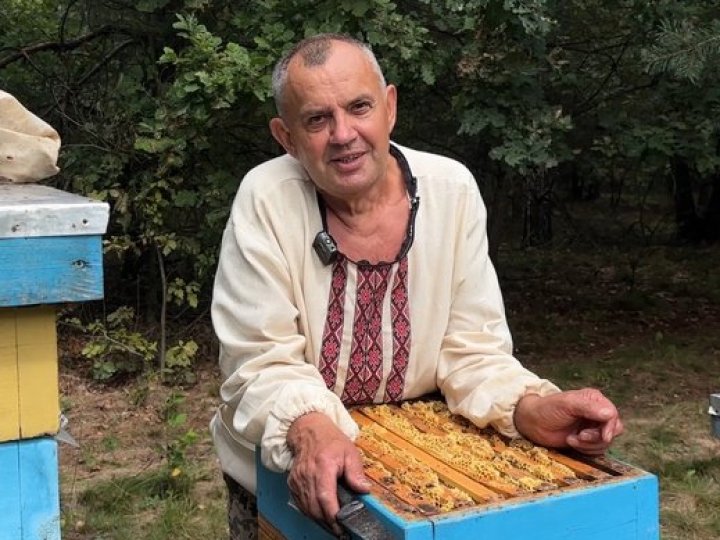 68-річний капелан з Волині возить на фронт мед із родинної пасіки