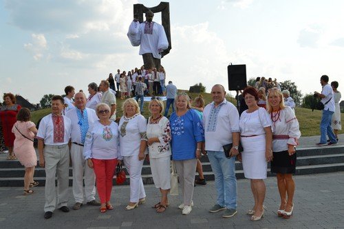 На Волині постать Кобзаря одягнули у велетенську вишиванку. ФОТО