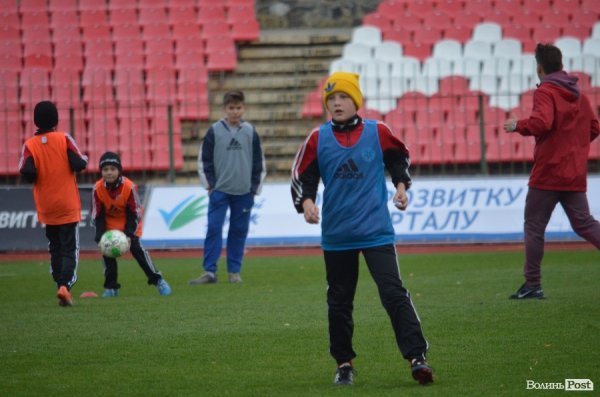  Маленькі лучани тренувались на одному полі з відомими футболістами. ФОТО