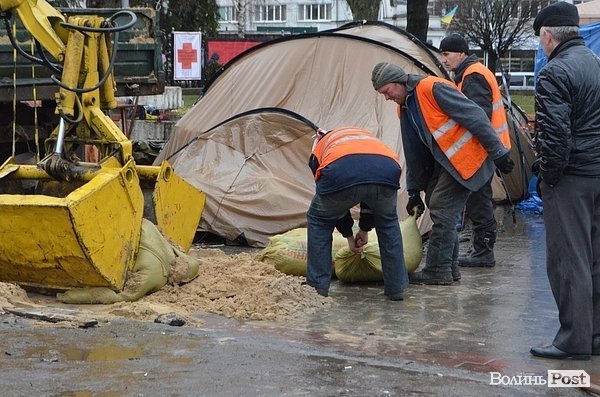 У луцькому наметовому розібрали барикади. ФОТО