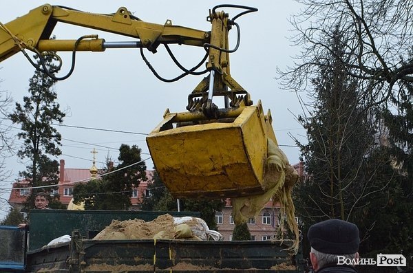 У луцькому наметовому розібрали барикади. ФОТО
