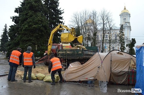 У луцькому наметовому розібрали барикади. ФОТО