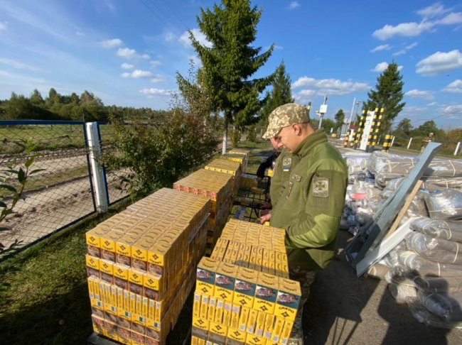 Віз тканину, а знайшли цигарки: на Волині затримали контрабандиста. ФОТО