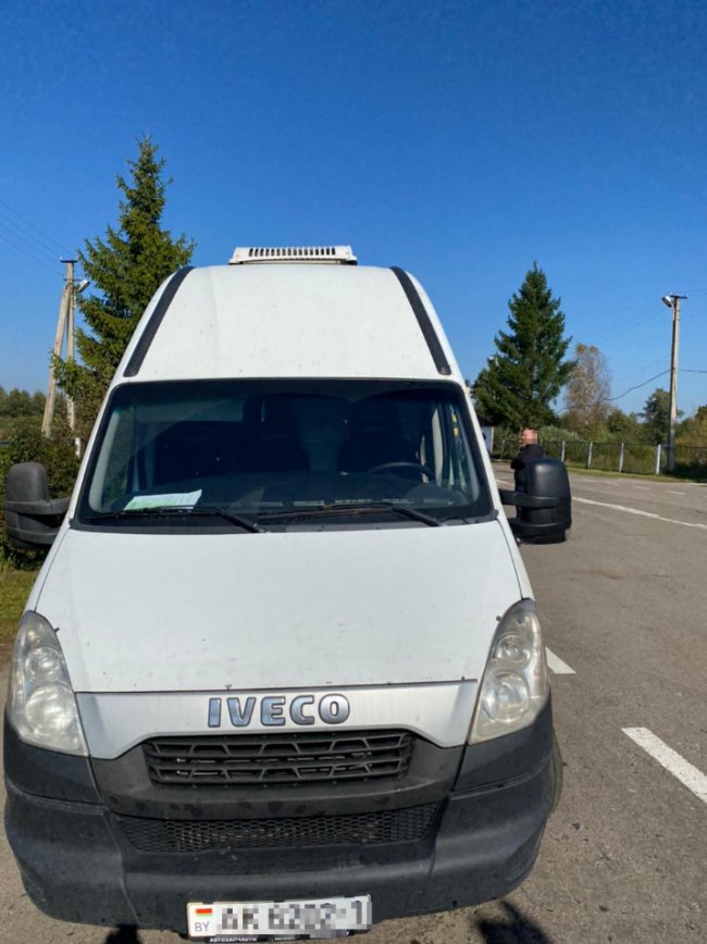 Віз тканину, а знайшли цигарки: на Волині затримали контрабандиста. ФОТО