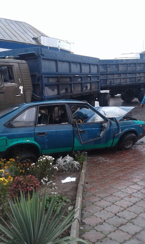 На Волині КамАЗ розтрощив легковик: є потерпілі. ФОТО