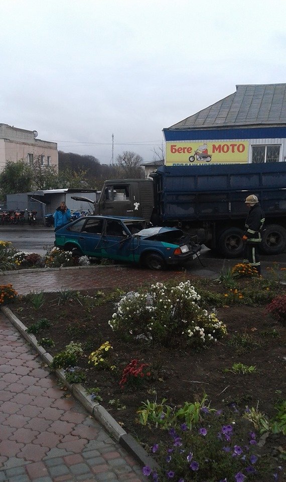 На Волині КамАЗ розтрощив легковик: є потерпілі. ФОТО