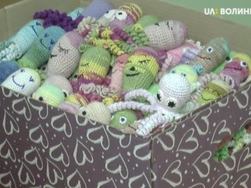 До волинського перинатального центру передали купу м'яких іграшок. ВІДЕО