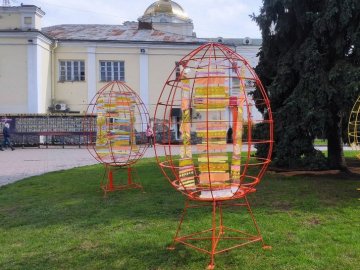 Луцьк прикрашають до Великодня новими арт-об’єктами