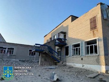 Росіяни вдарили дронами по гімназії на Харківщині: є постраждалий