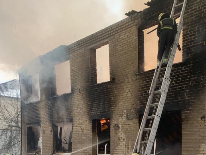 Пожежа у двоповерховому багатоквартирному будинку у селищі на Волині: без житла лишилися 5 родин