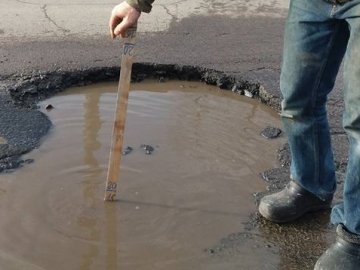 Зігнутий диск та зіпсована гума, ‒ волинянка «спіймала» яму на дорозі