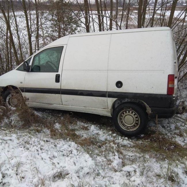 На Волині рятувальники випхали авто з кювету. ФОТО