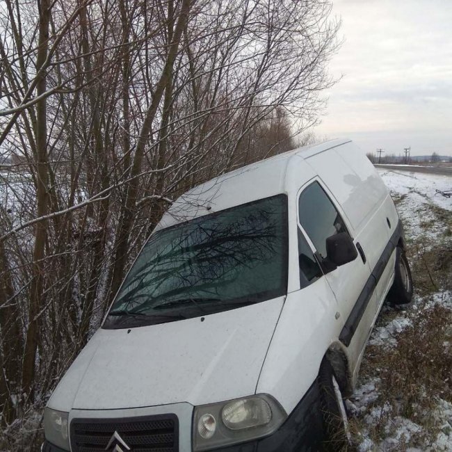 На Волині рятувальники випхали авто з кювету. ФОТО