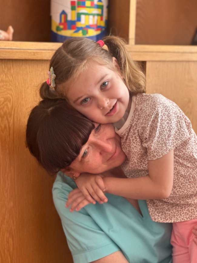 Їхала з бабусею велосипедом за морозивом, на узбіччі їх збило авто: 6-річна Єва з Волині відновлюється після ДТП