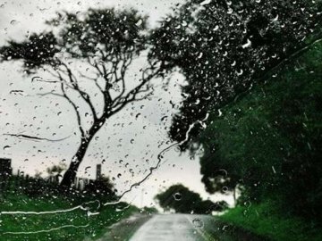 На Заході України вдень очікують грози, град і шквали