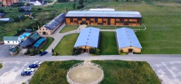 Відома волинська лікарка знялася в рекламі кінного клубу