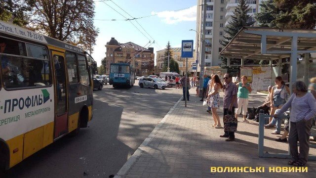 У центрі Луцька два авто влупилися лоб в лоб. ФОТО