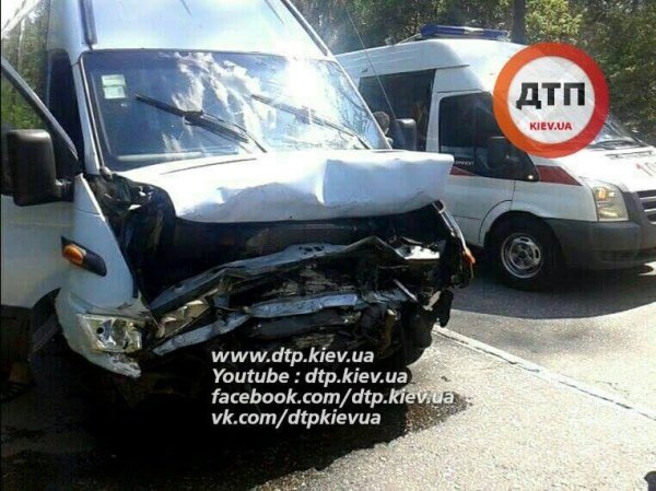 Масштабна ДТП у Києві: 6 людей постраждали. ФОТО