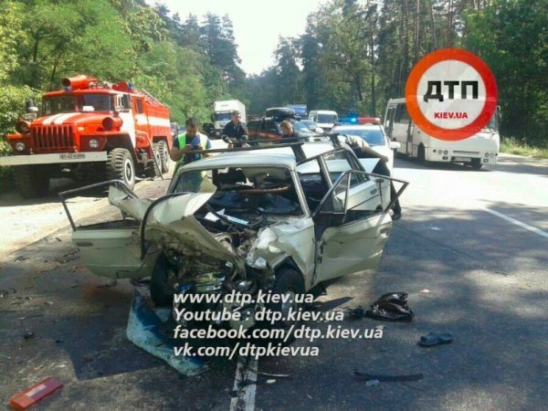 Масштабна ДТП у Києві: 6 людей постраждали. ФОТО