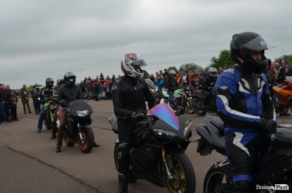 Поблизу Луцька відбулись показові заїзди мотоциклістів. ФОТО