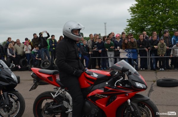 Поблизу Луцька відбулись показові заїзди мотоциклістів. ФОТО