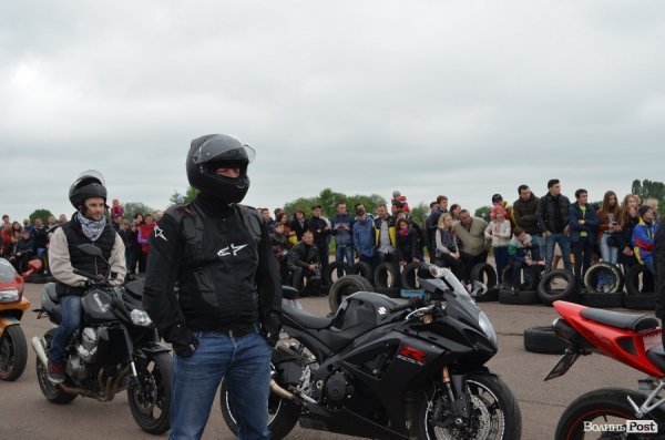 Поблизу Луцька відбулись показові заїзди мотоциклістів. ФОТО