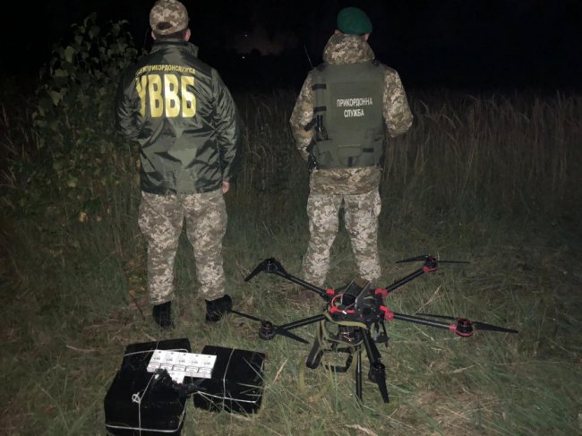 Новітня контрабанда: невідомі хотіли переправити сигарети до Польщі на квадрокоптері
