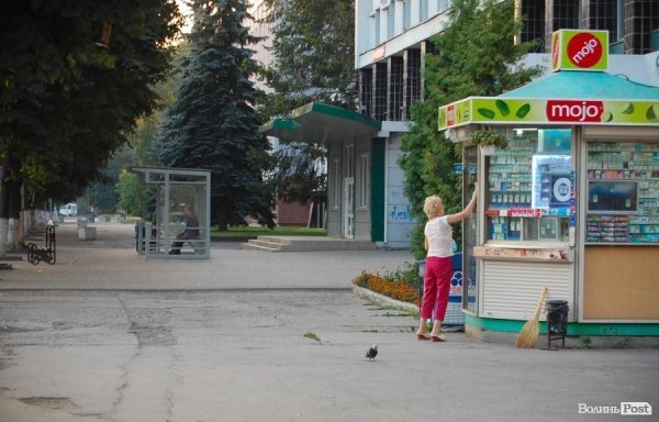 Продавець готує своє робоче місце