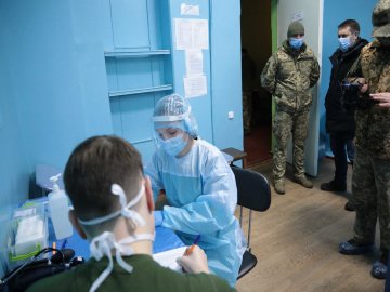 На Луганщині розпочали вакцинувати військових проти Covid-19
