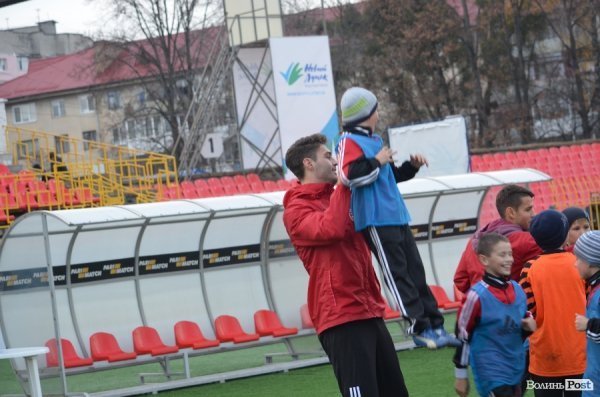  Маленькі лучани тренувались на одному полі з відомими футболістами. ФОТО