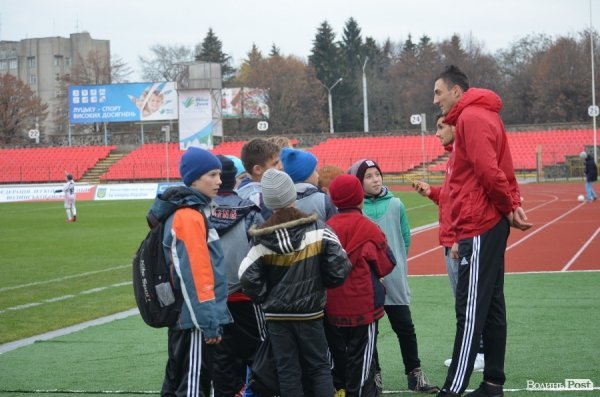  Маленькі лучани тренувались на одному полі з відомими футболістами. ФОТО