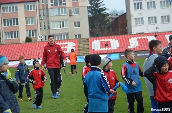  Маленькі лучани тренувались на одному полі з відомими футболістами. ФОТО