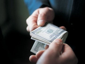 На Волині керівник двох підприємств хотів за гроші вирішити питання з перевірками аудитслужби