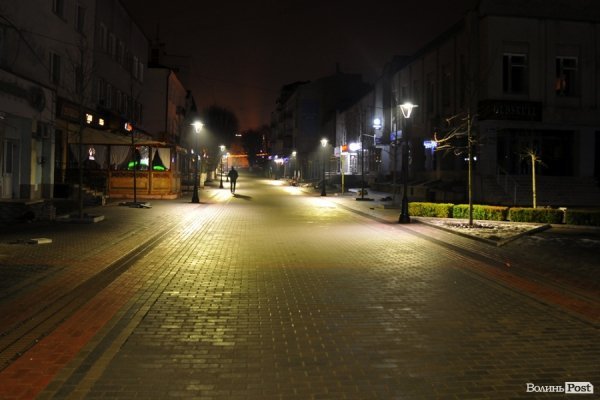 Ніч, ліхтарі, бруківка: красиві фото вулиці Лесі Українки в Луцьку