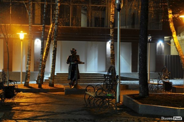 Ніч, ліхтарі, бруківка: красиві фото вулиці Лесі Українки в Луцьку