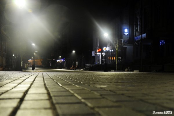 Ніч, ліхтарі, бруківка: красиві фото вулиці Лесі Українки в Луцьку