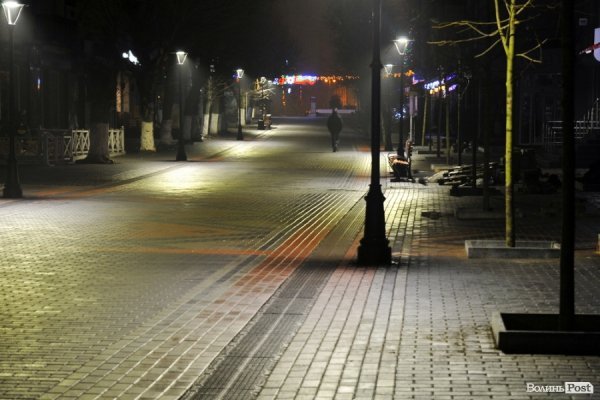 Ніч, ліхтарі, бруківка: красиві фото вулиці Лесі Українки в Луцьку