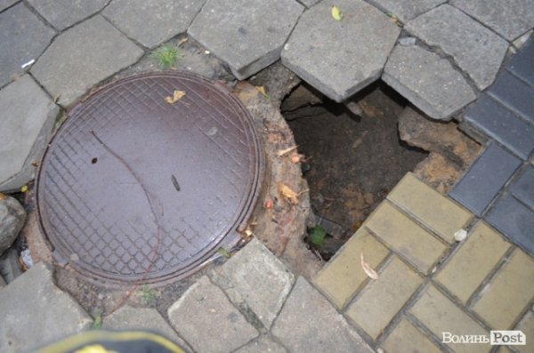 У Луцьку після зливи провалився асфальт. ФОТО 