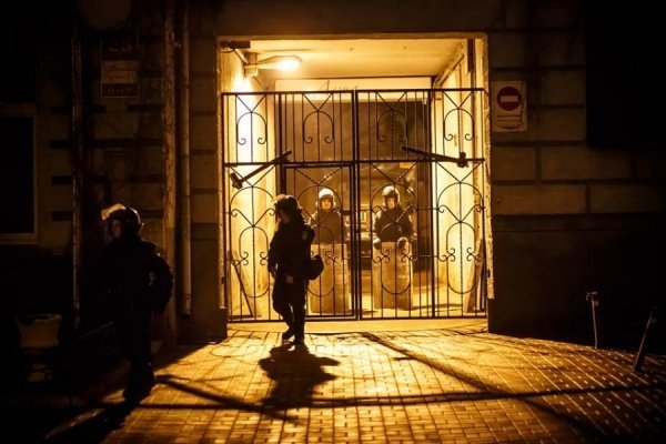 Ніч на Майдані в очікуванні штурму. ФОТО