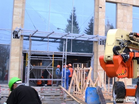 ЦУМ «привідкрили», але відкриють після виборів?